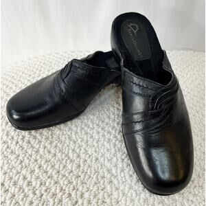 Earth Origins Peggy Slip-On Mule Women's US 6.5 Medium Black Leather 2" Heel